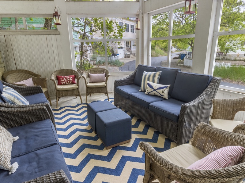 Main Level  | Attached Screened-in Porch