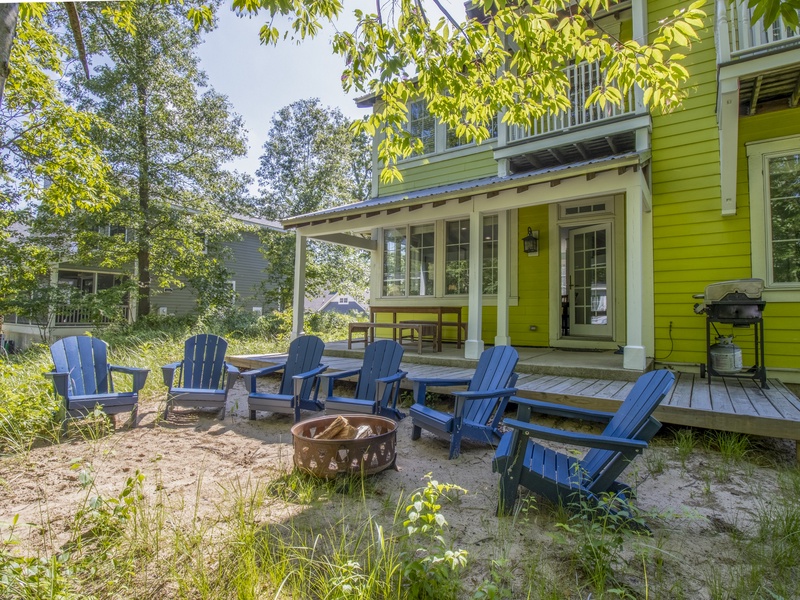 Back Deck | Outside Dinning | Gas Grill | Fire Pit