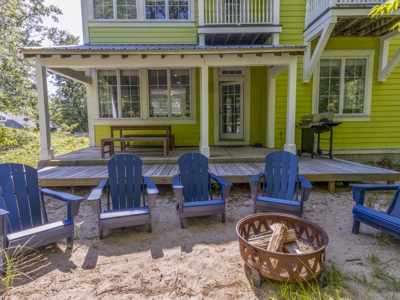 Back Deck | Outside Dinning | Gas Grill | Fire Pit