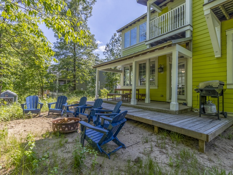 Back Deck | Outside Dinning | Gas Grill | Fire Pit