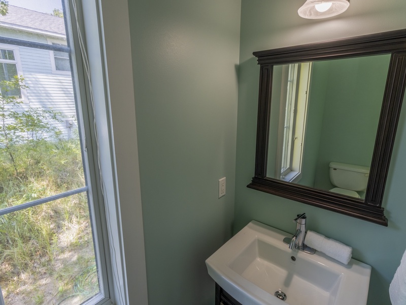 Main Level | Powder Room 