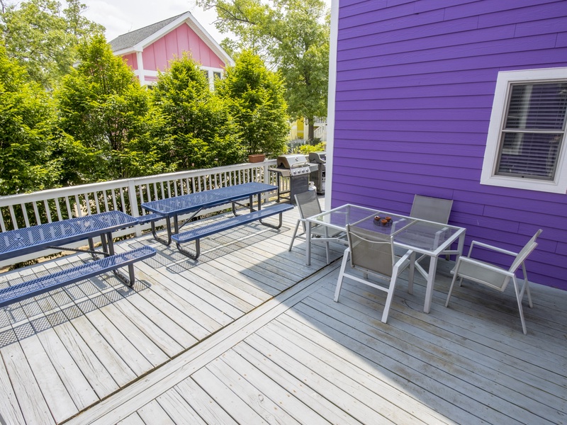 Deck | Outdoor Dining | 2 Gas Grills 