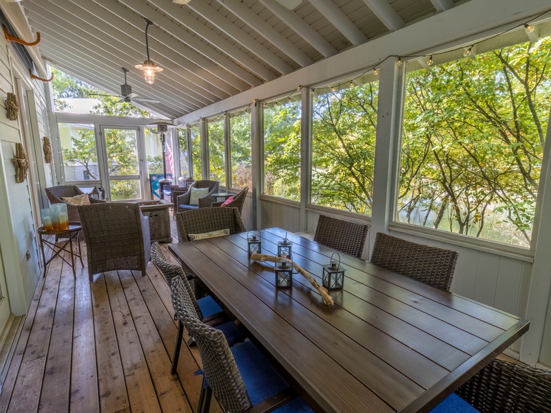 Outdoor Living | Screened Porch with Dining