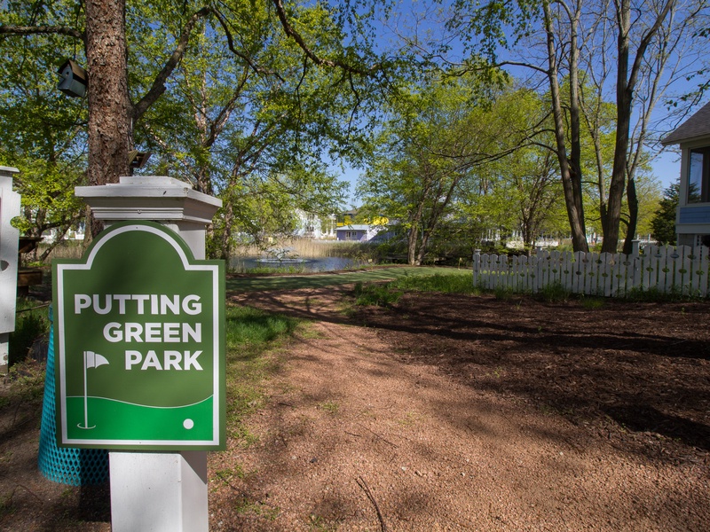 Community putting green