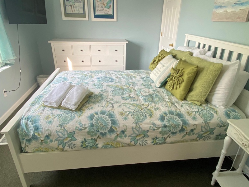 Ground Level | Bedroom 2 | Queen 