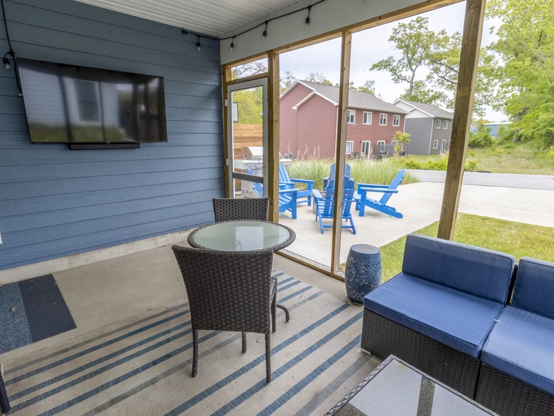 Main Level | Screened in Porch