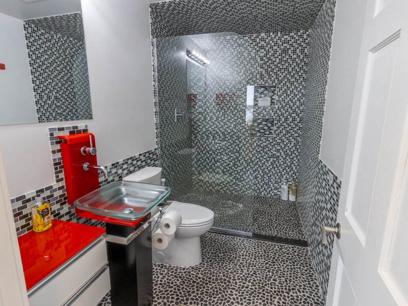 Garden Level | Hall Bath