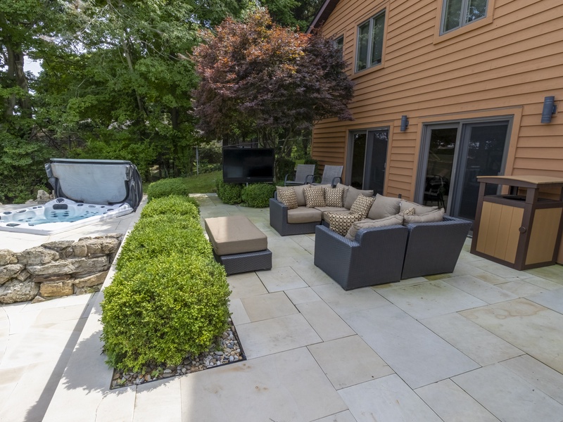 Ground Level | Seating | Hot Tub