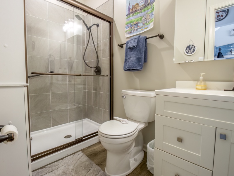 Main Level | Hall Bathroom