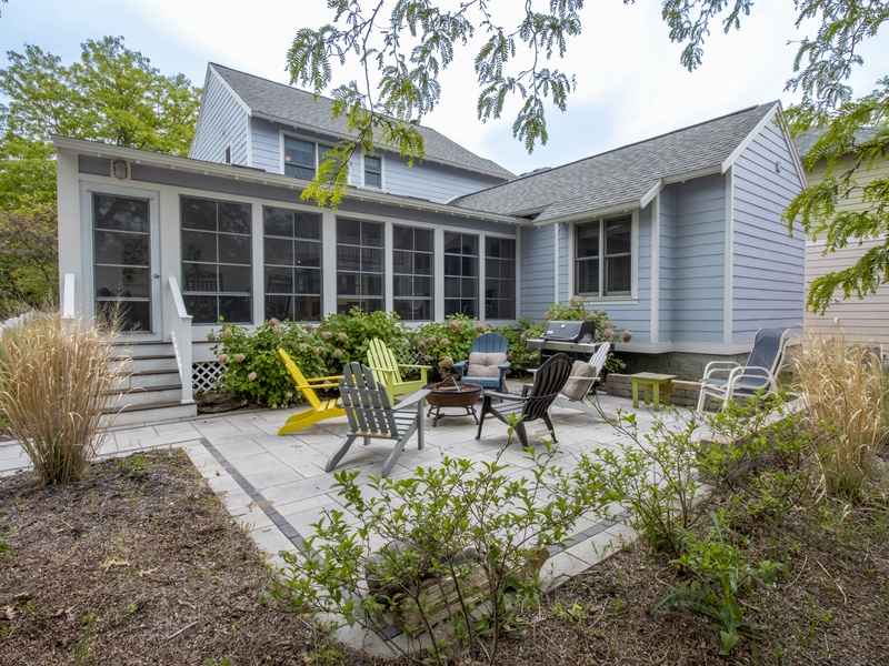 Back Patio | Gas Grill | Fire Pit