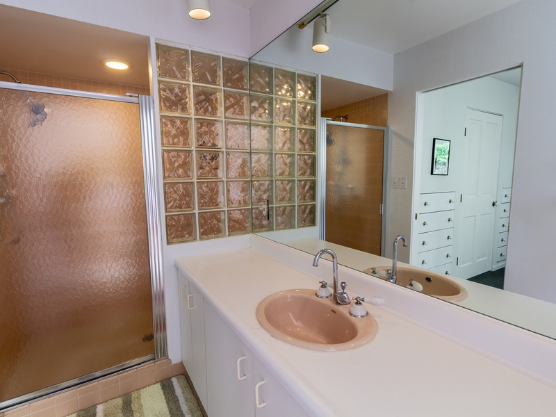 Second Level | Hall Full Bath