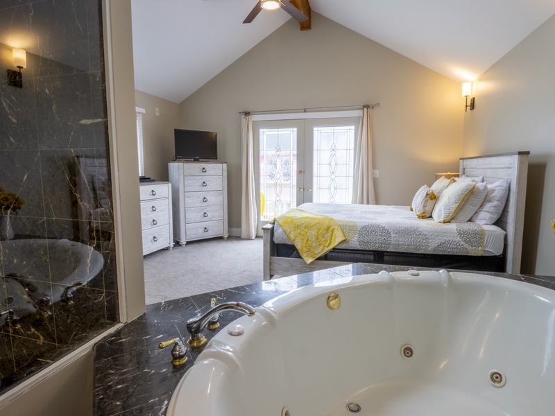 Second Level | Bedroom 1 | Jet Tub | King