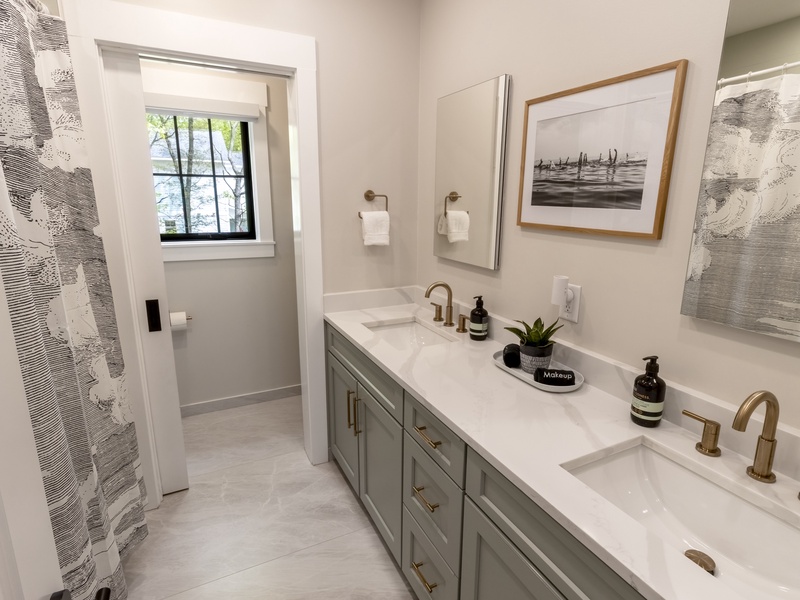 Second Level | Hall Full Bath