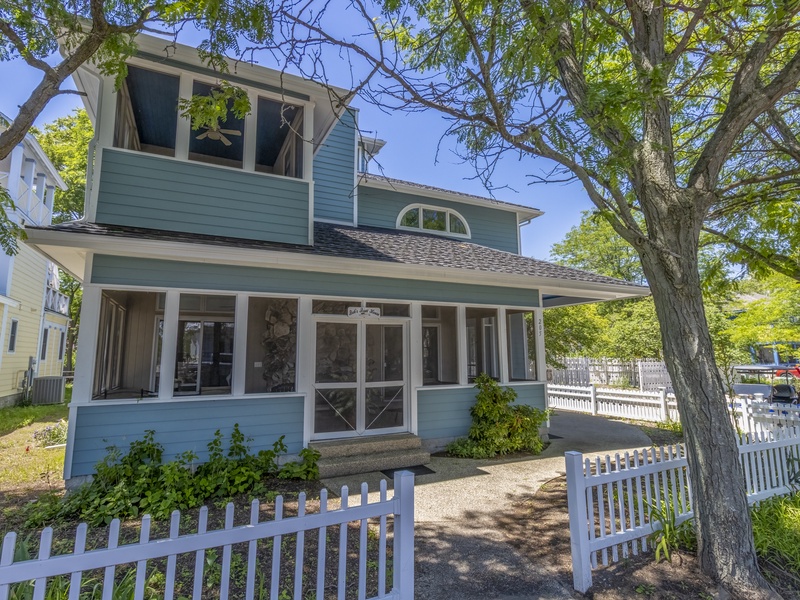Welcome to Jules' Boathouse - Main House
