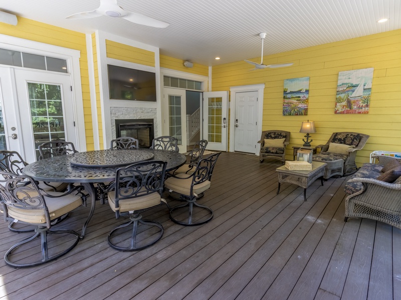 Main Level | Screened in Porch