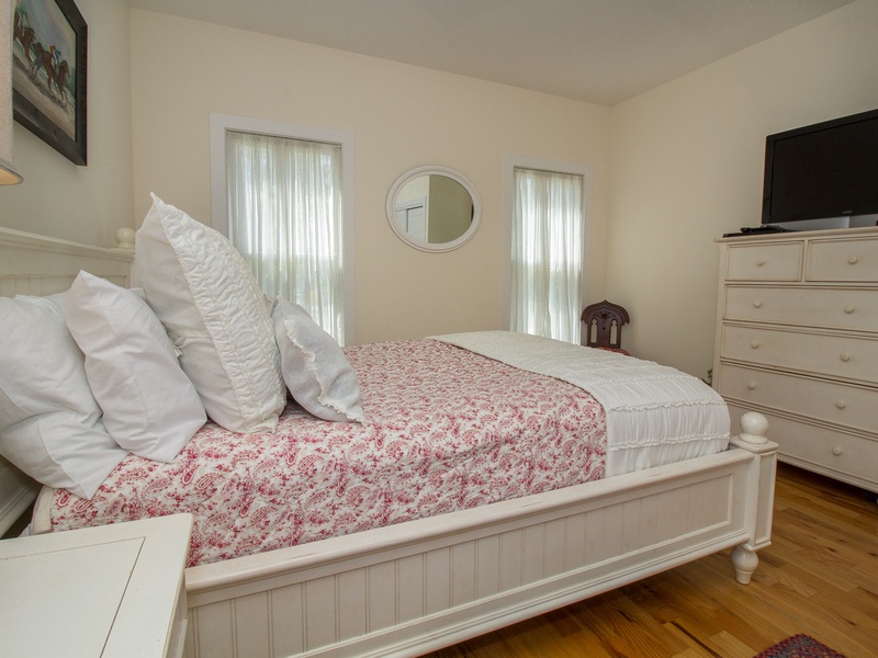 Main Level | Bedroom 1: Queen