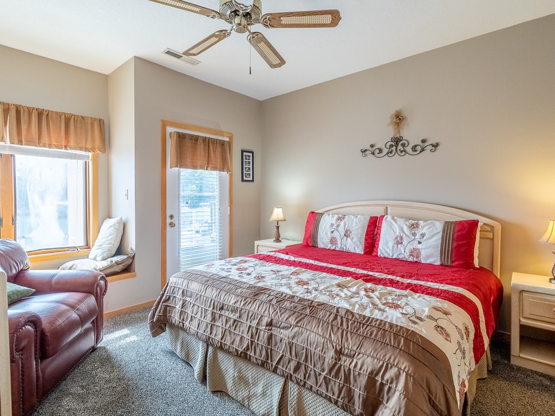 Bedroom 1 - King with lakeview