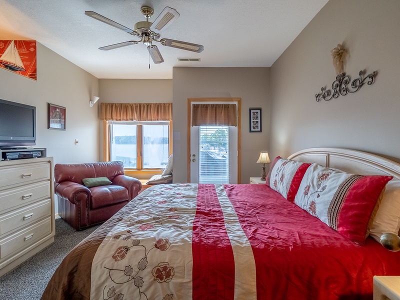 Bedroom 1 - King with lakeview