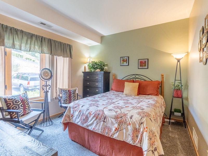 Bedroom 2 - Queen bed