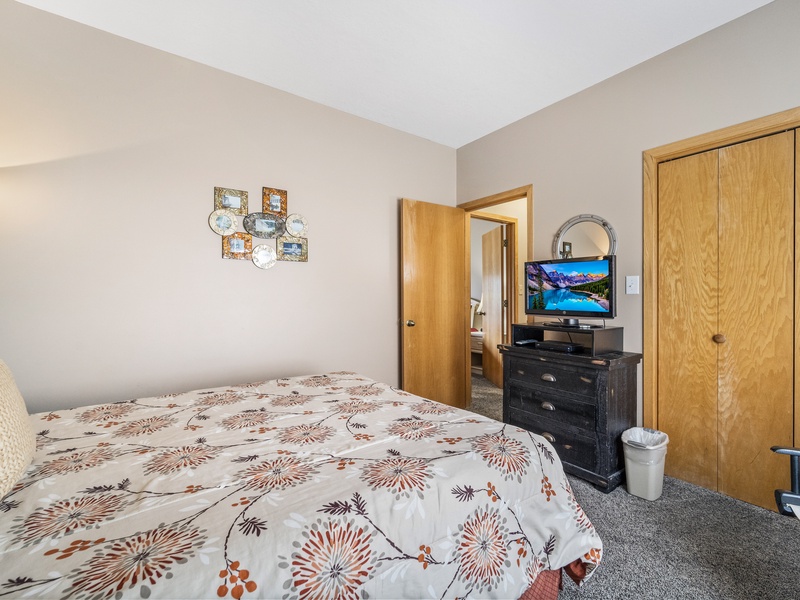 Bedroom 2 - Queen bed