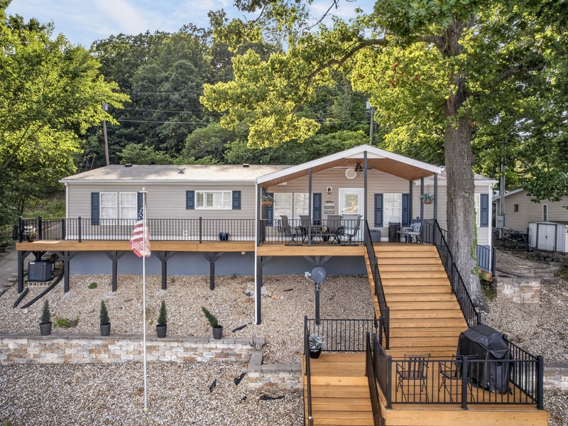 LAKESIDE EXTERIOR