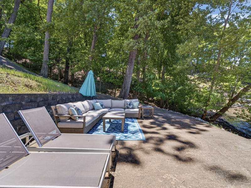LAKESIDE PATIO