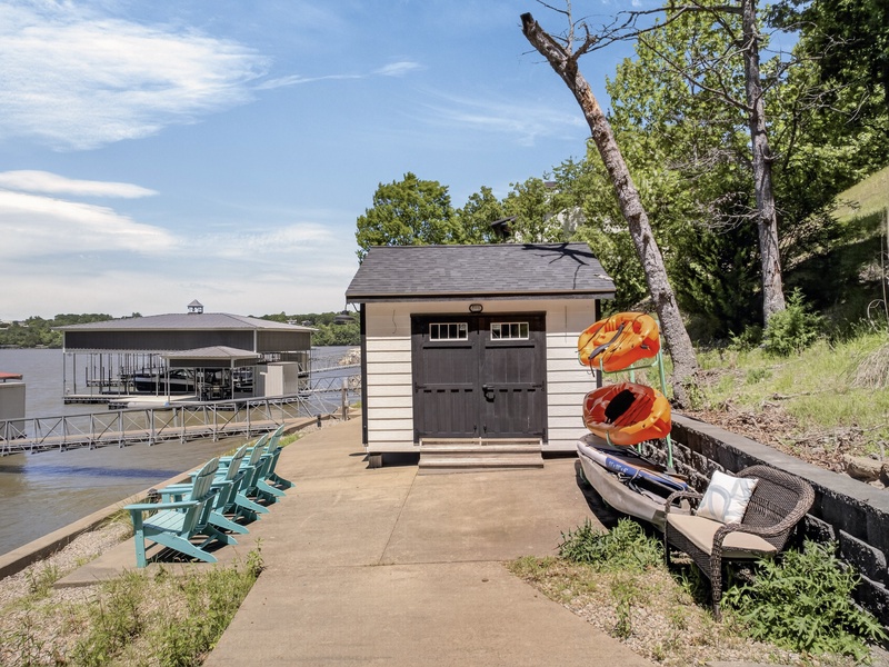 LAKESIDE TIKI BAR