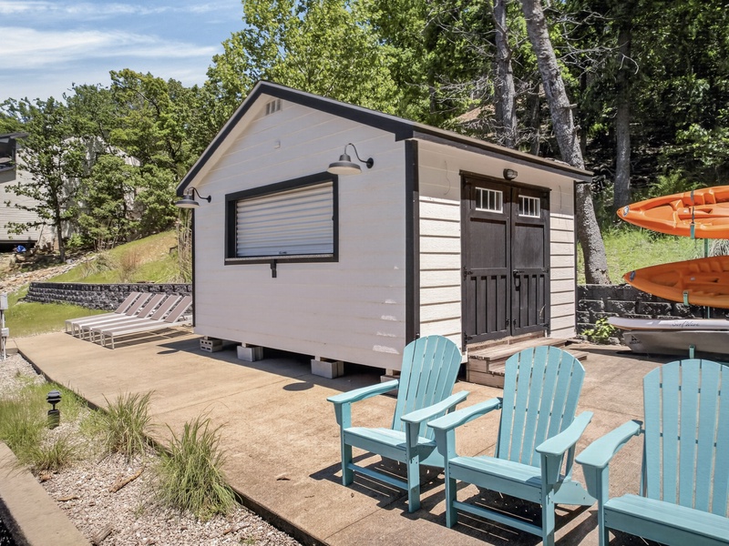 TIKI BAR EXTERIOR