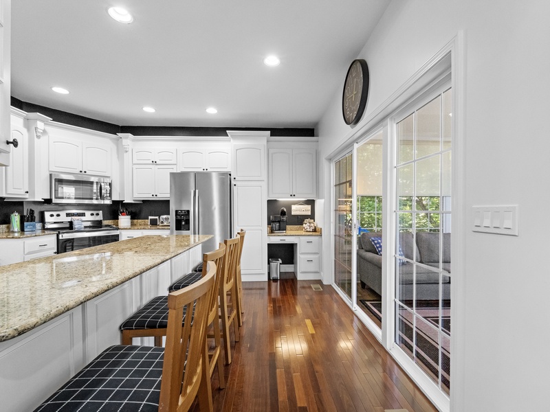 Kitchen with breakfast bar