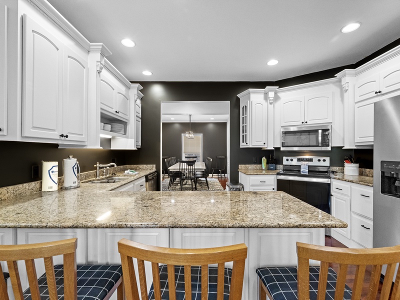 Kitchen with breakfast bar