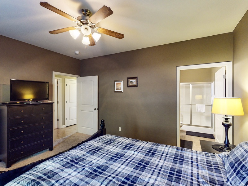 Bedroom 1 - Queen bed 