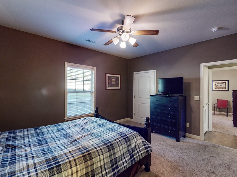 Bedroom 1 - Queen bed 