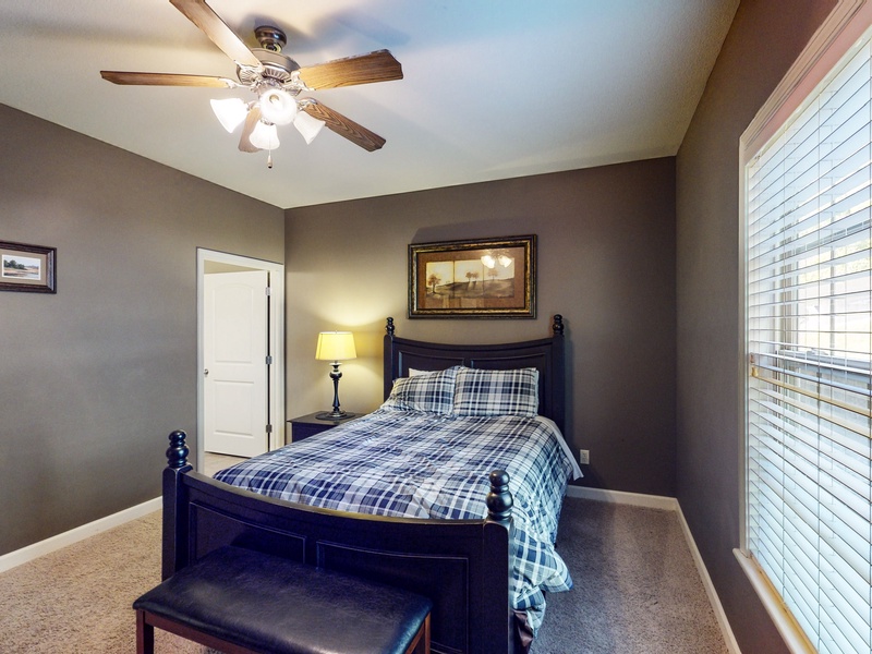 Bedroom 1 - Queen bed 