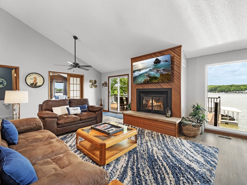 LAKEVIEW LIVING ROOM