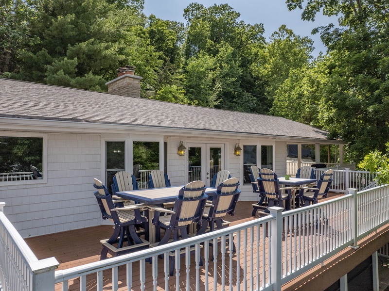 Main level deck with lakeview