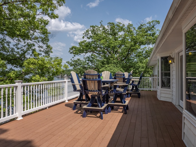 Main level deck with lakeview