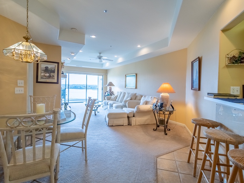 Breakfast bar and dining area