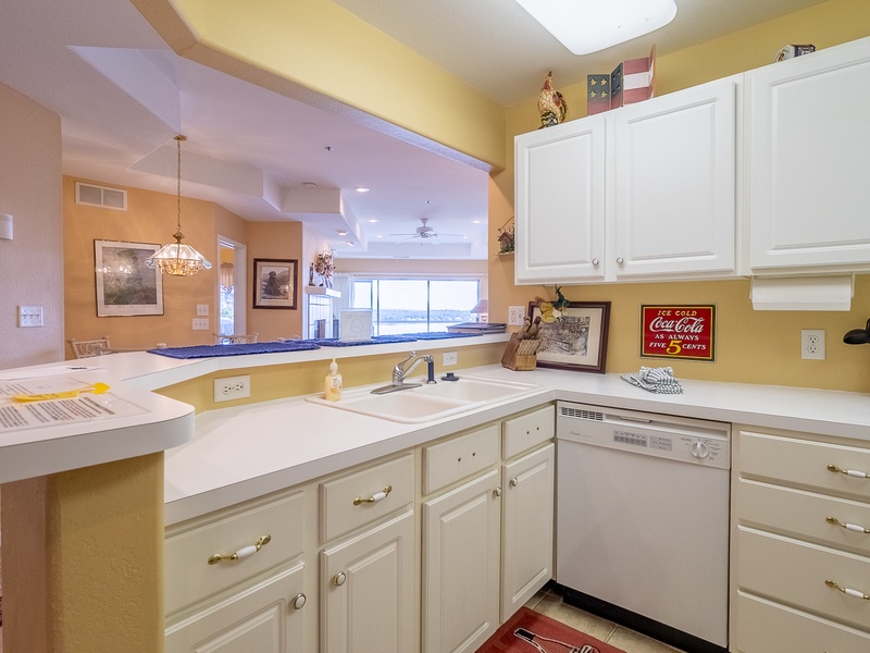Kitchen with breakfast bar