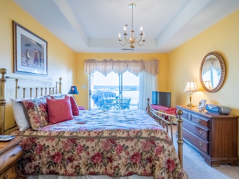 Bedroom 1 - Queen with lakeview