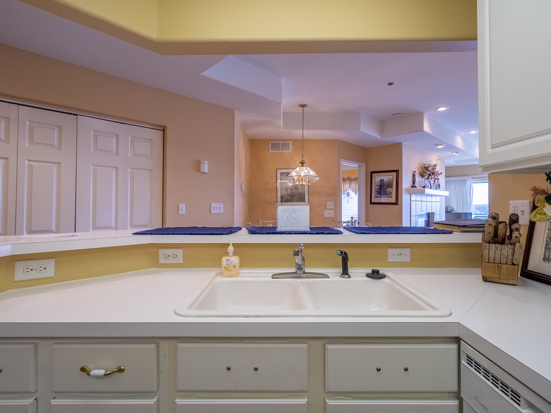 Kitchen with breakfast bar