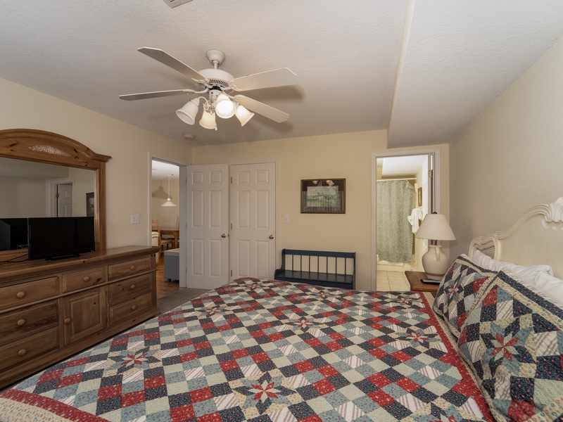 BEDROOM 1 - KING WITH LAKEVIEW
