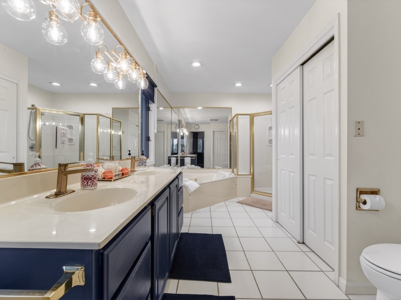 BATHROOM 2 - UPPER LEVEL