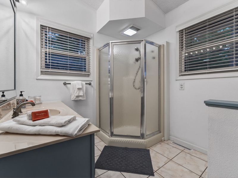 BATHROOM 1 - MAIN LEVEL