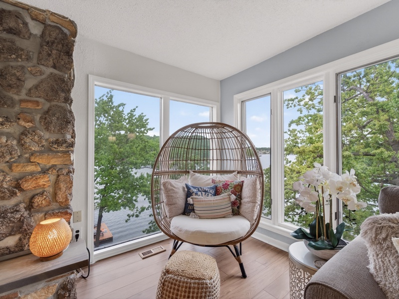 LAKEVIEW LIVING AREA 