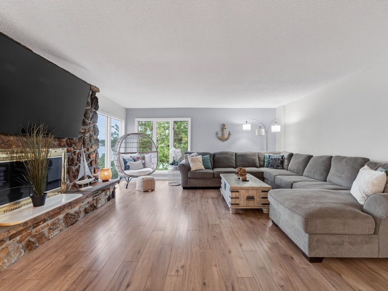 LOWER LEVEL LIVING AREA