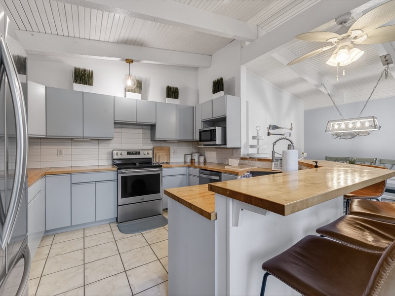 KITCHEN AND BREAKFAST BAR