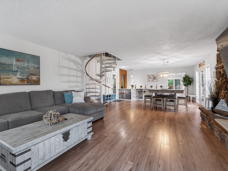 LAKEVIEW LIVING AREA 