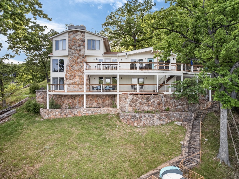 LAKESIDE EXTERIOR