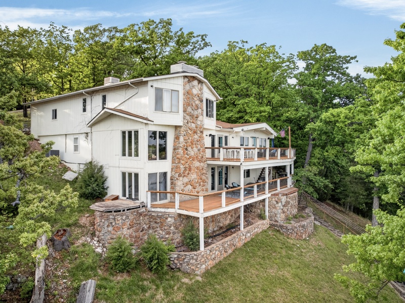 LAKESIDE EXTERIOR