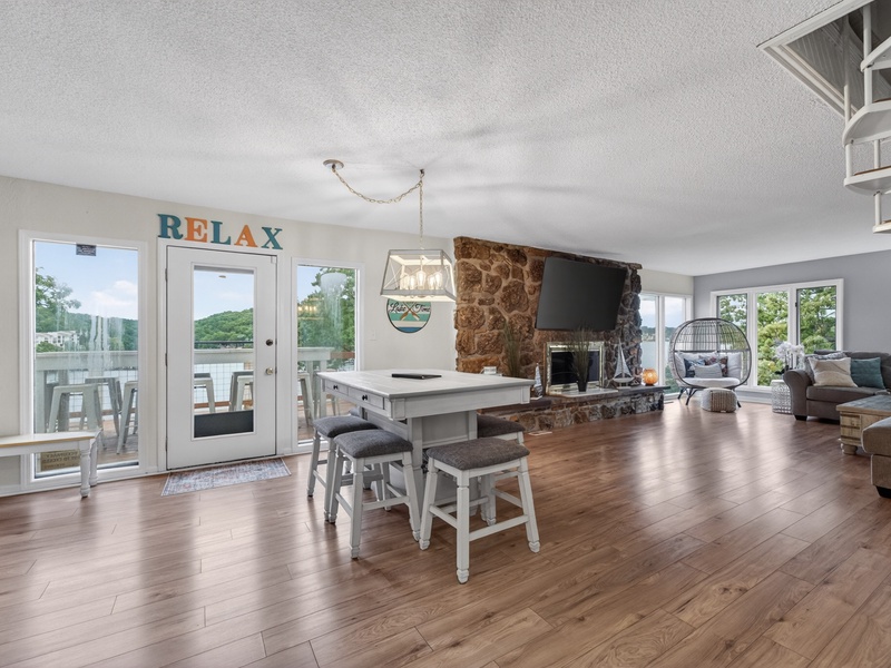 LAKEVIEW LIVING AREA 